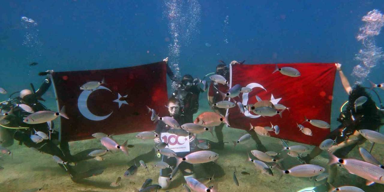 Fethiye’de Cumhuriyet’in 100. Yılı Deniz Dibinde Kutlandı