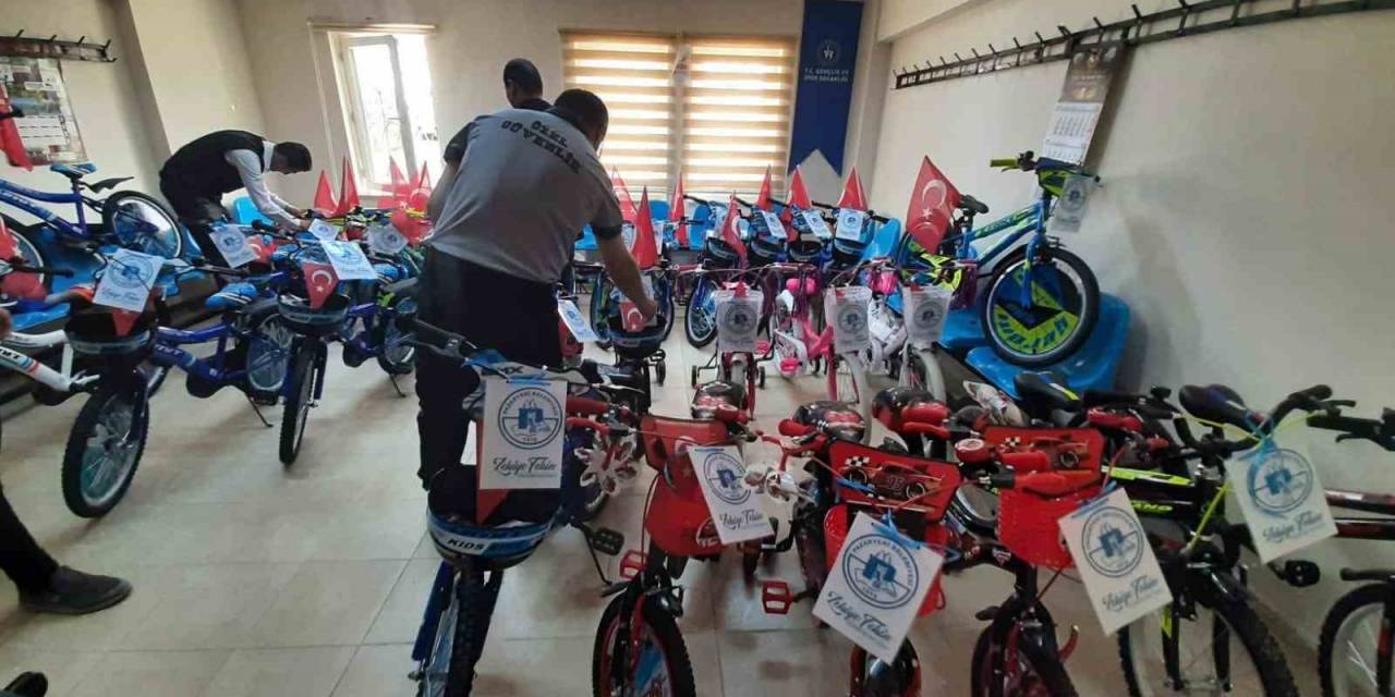 100 Yıl Anısına Ter Döktüler, Kazanan Öğrencilere Bisiklet Hediye Edildi