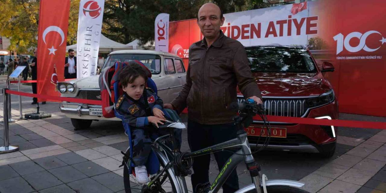 Eskişehir’de 29 Ekim Kutlamalarında ‘Devrim İle Togg Yan Yana’