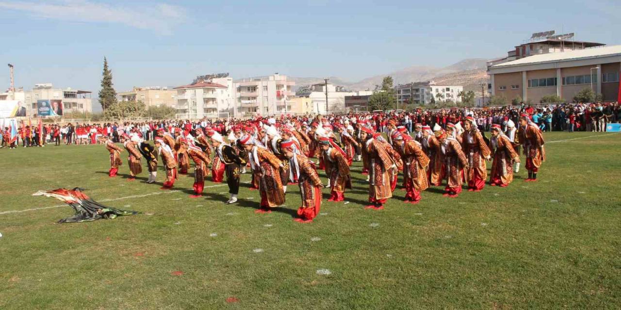 Cumhuriyet’in 100’üncü Yılında 100 Öğretmen Zeybek Oynadı