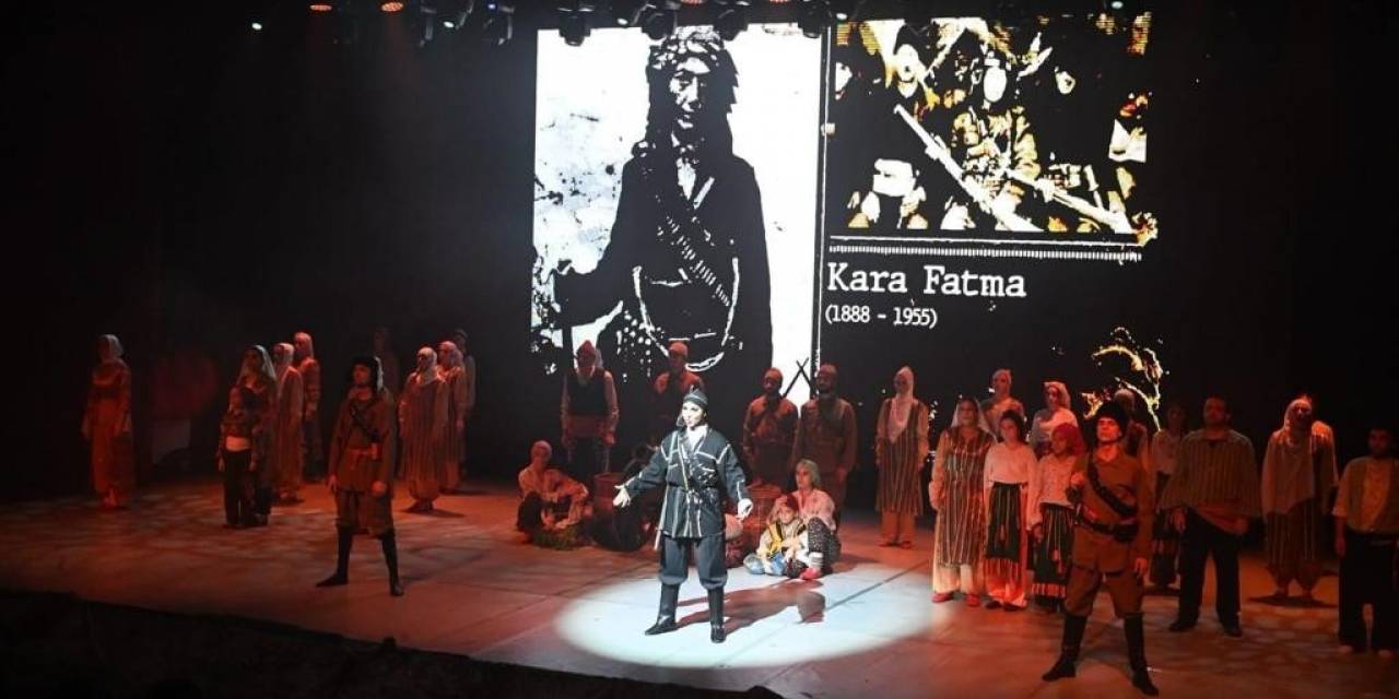 Çanakkale’de ‘Zafere Doğru Cumhuriyet Doğuyor’ Gösterisi Sahnelendi