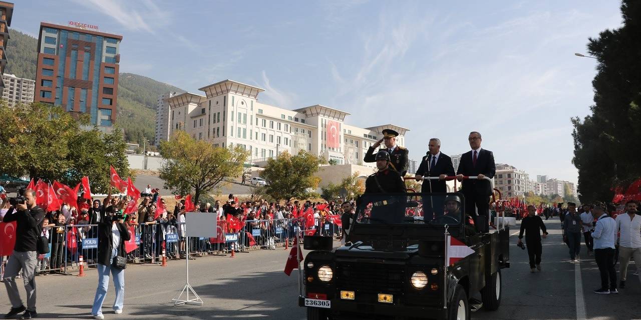 Depremin Merkez Üssünde Cumhuriyet’in 100. Yılı Coşkuyla Kutlandı