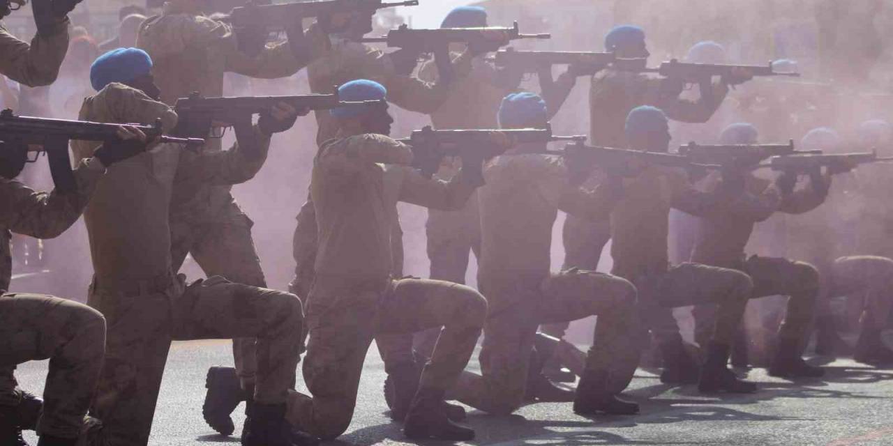 Komandoların Gösterisi Büyük Alkış Aldı