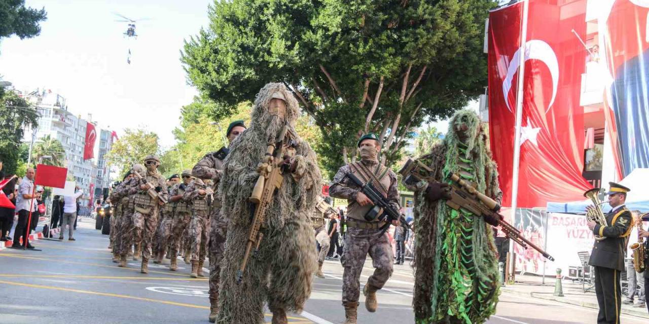 Cumhuriyet Kutlamasında Sahneye Çıkan Komandolar Kamuflaj Kıyafetleriyle Törene Damga Vurdu