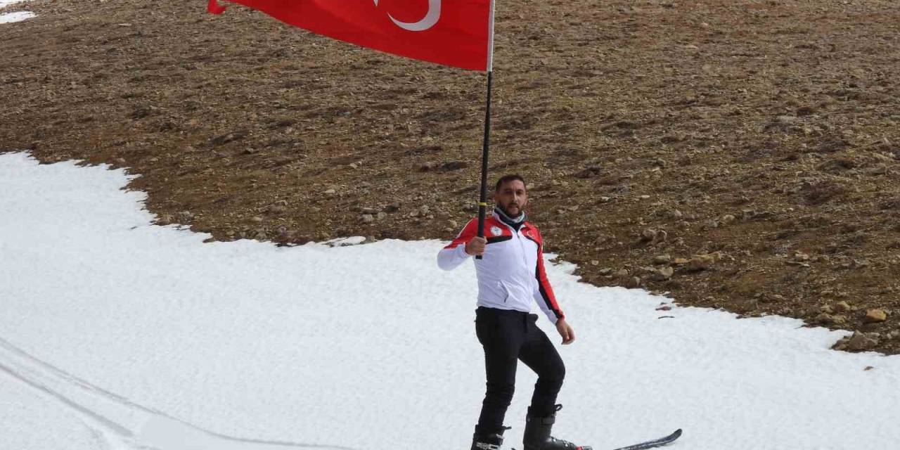 3 Bin 250 Rakımda Türk Bayrağı Açarak Kayak Yaptı
