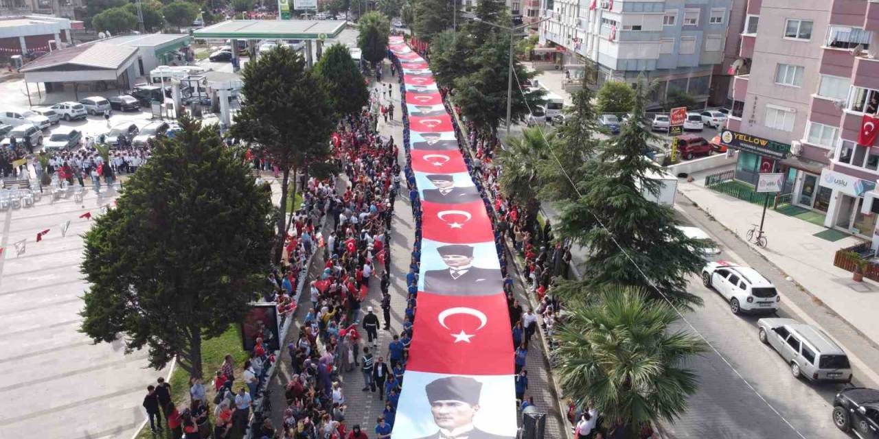 Resmi Geçide 350 Metrelik Bayrak İle Katıldılar