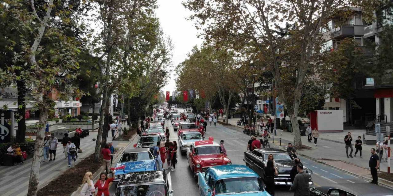 Kadıköy’de Klasik Otomobillerle 100. Yıl Konvoyu Dron İle Görüntülendi