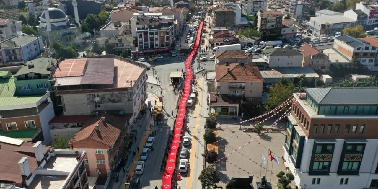 Altınova’da 400 Metrelik Türk Bayrağı İle Yürüyüş