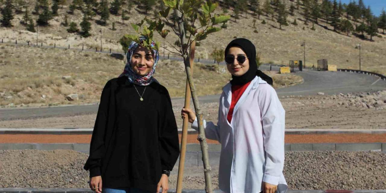 Başkan Çolakbayrakdar, 100. Yılında 100 Genç İle 100 Ağaç Dikti