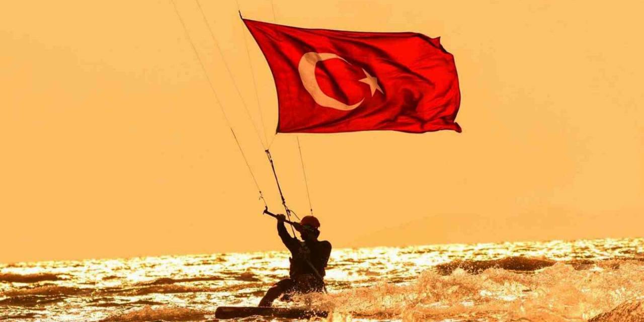 Akyaka’da Azmak Tekne Turunda 29 Ekim Kutlaması