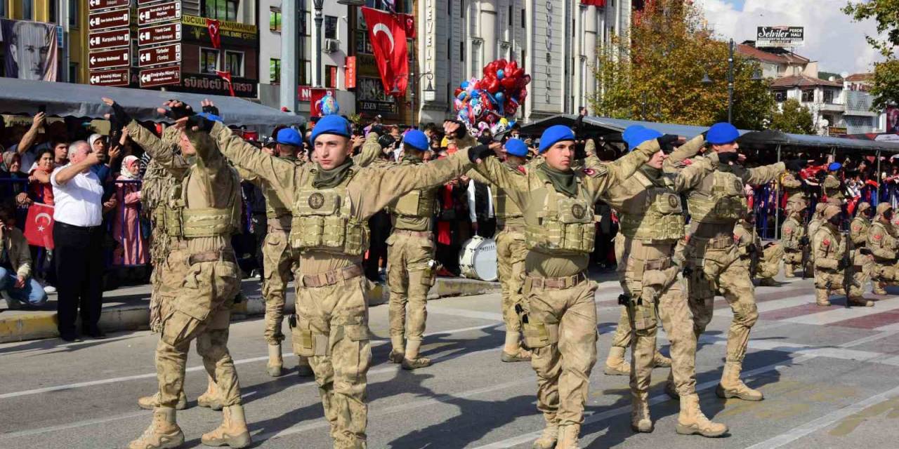 Cumhuriyet Bayramı’nda Komandoların Zeybek Oyunu Hayran Bıraktı