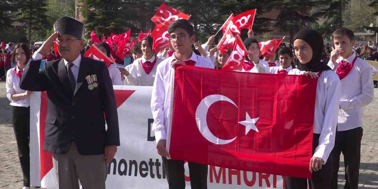 Amasya’da Cumhuriyetin 100. Yılında Dededen Toruna Bayrak Teslimi