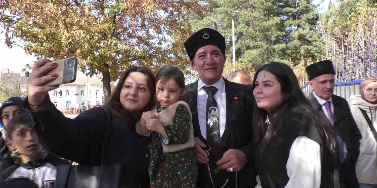 Cumhuriyet Bayramı’nda Atatürk’e Benzerliğiyle İlgi Odağı Oldu