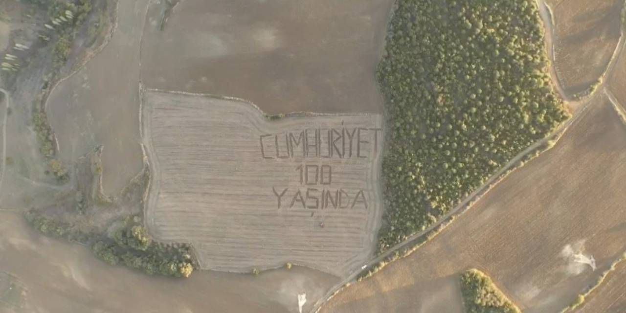 Çanakkaleli Çiftçi Tarlasına ‘Cumhuriyet 100 Yaşında’ Yazdı