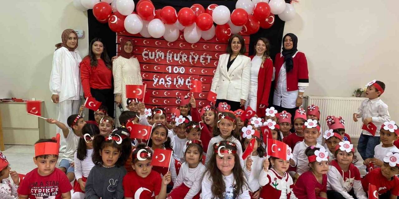 Minikler Kırmızı Beyaza Büründüler