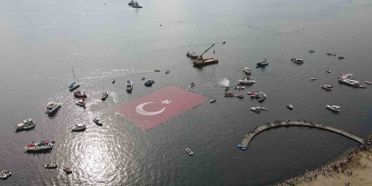 İzmit Körfezi’nde 1923 Metrekarelik Bayrak Açıldı