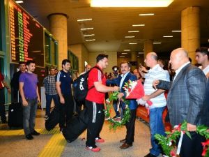 Şampiyon, Yurda Döndü…