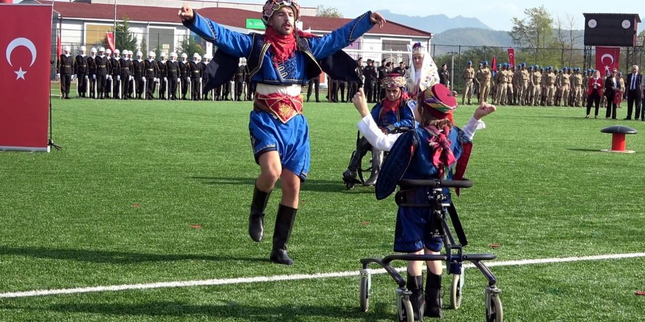 Cumhuriyet’in 100. Yıl Kutlamalarında Engellilerin Zeybek Oyunu Duygulandırdı