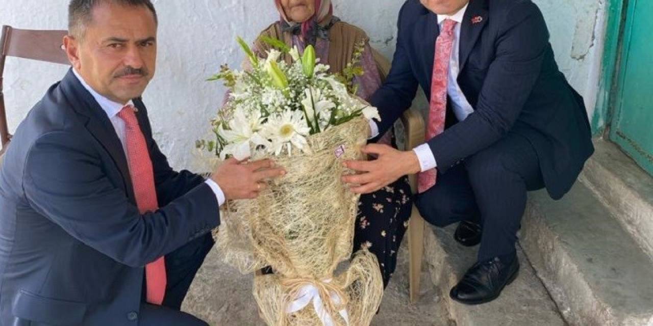 Vali Aktaş’tan Cumhuriyetle Yaşıt Hanife Teyzeye Ziyaret