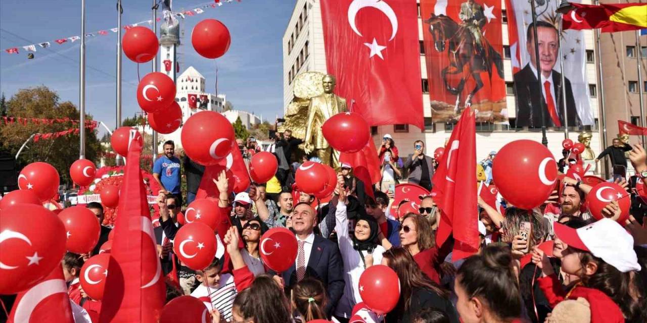 Keçiören’de 100. Yıl Coşkusu Yürüyüş, Işık Ve Havai Fişek Gösterileriyle Devam Edecek