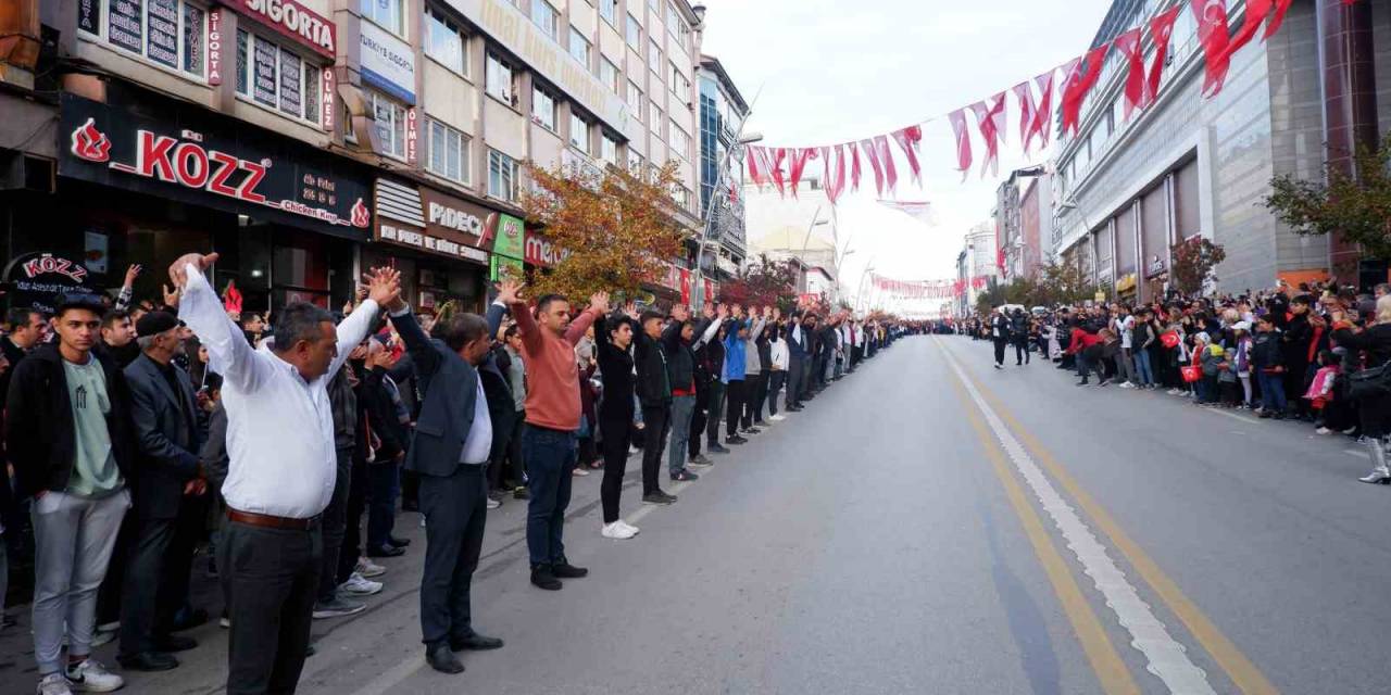 Cumhuriyetin 100. Yılını Cumhuriyet Caddesi’nde Bar Oynayarak Kutladılar