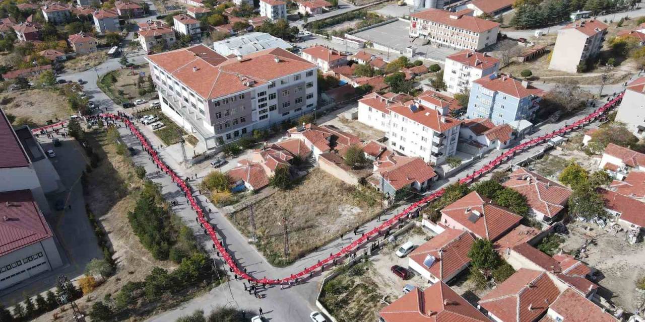 Haymanalılar 100. Yılda 4 Bin 447 Metrelik Bayrakla Rekora Yürüdü