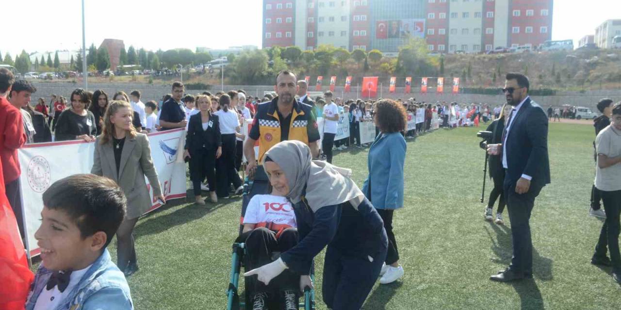 Bilecik’te 29 Ekim Kutlamalarında Bazı Öğrenciler Sıcaktan Baygınlık Geçirdi