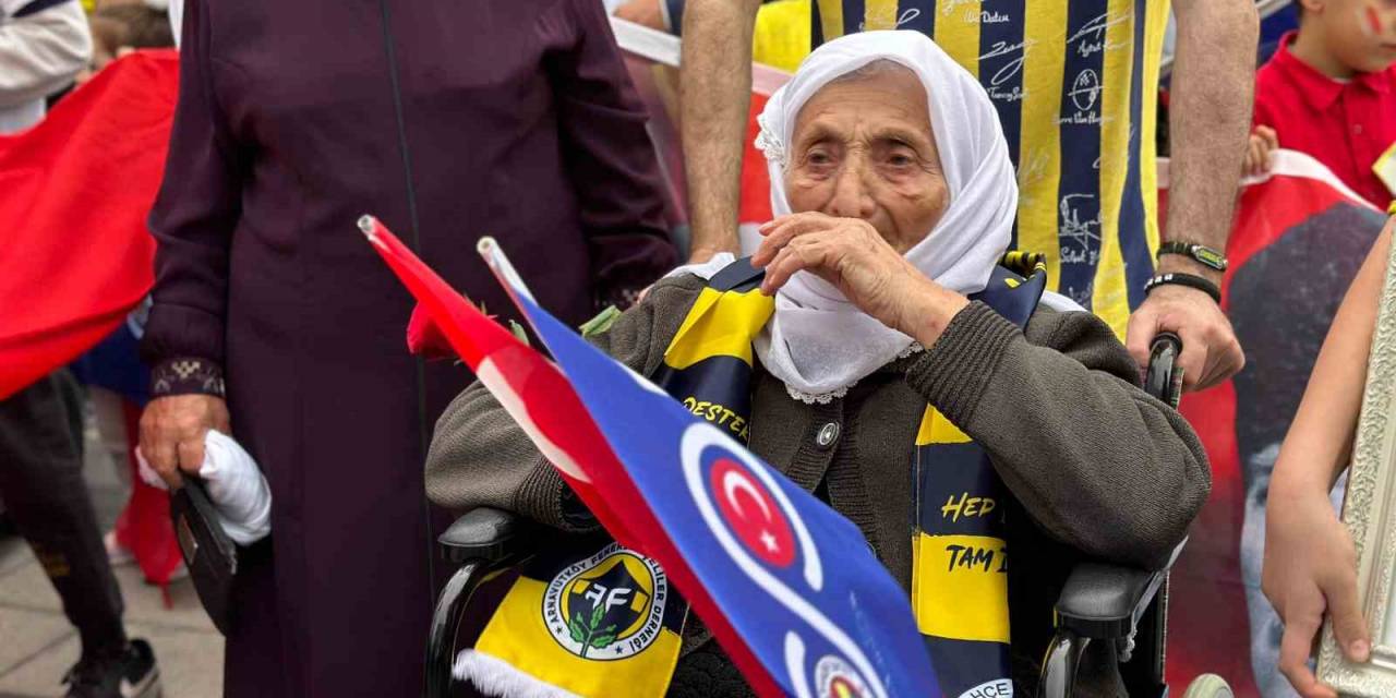 100 Yaşındaki Fenerbahçe Taraftarı Remziye Nine Cumhuriyet Yürüyüşü’ne Katıldı