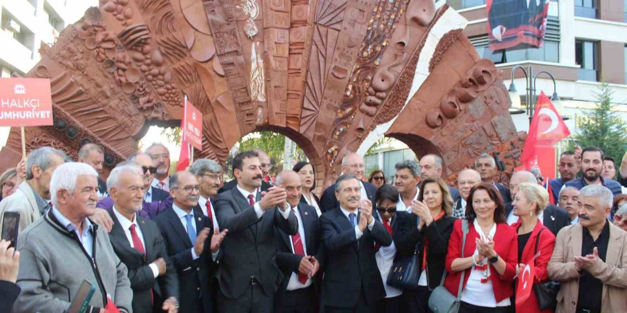 Eskişehir’de ‘100. Yıl Cumhuriyet Anıtı’ Törenle Açıldı