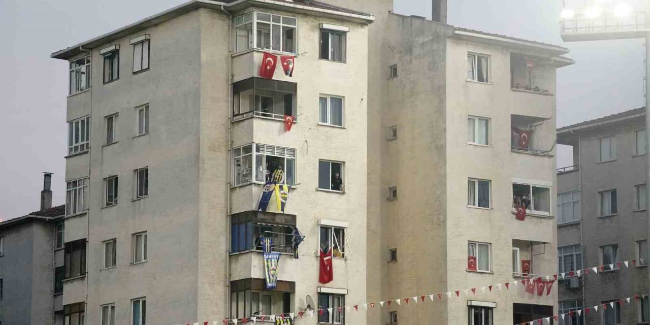 Pendik’te Fenerbahçe Taraftarları Balkonlarından Maçı Takip Etti