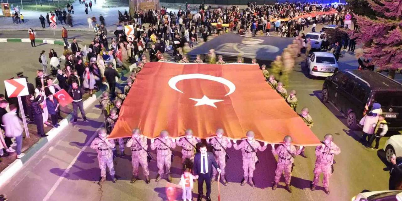 Kars’ta Türk Bayraklı Meşaleli Cumhuriyet Yürüyüşü