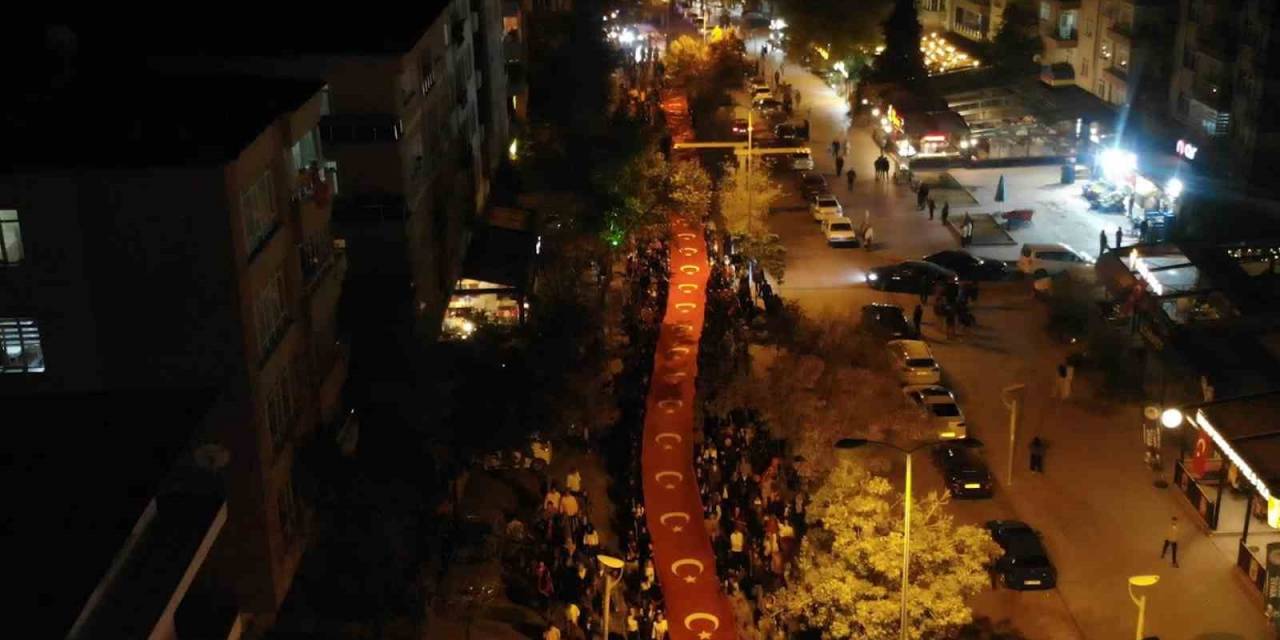 Binlerce Vatandaş Katıldı: Dev Türk Bayrağı Eşliğinde 100. Yıl Yürüyüşü