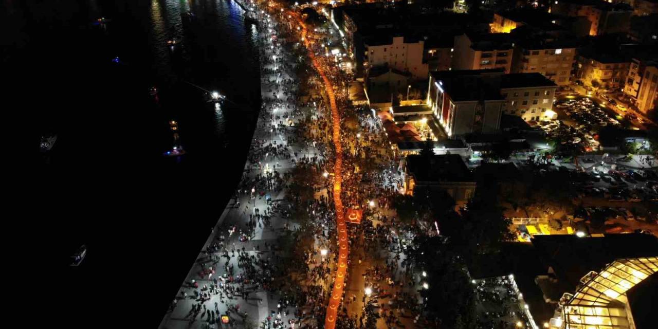 Cumhuriyet’in 100. Yılı 2023 Metrelik Türk Bayrağıyla Coşkuyla Kutlandı