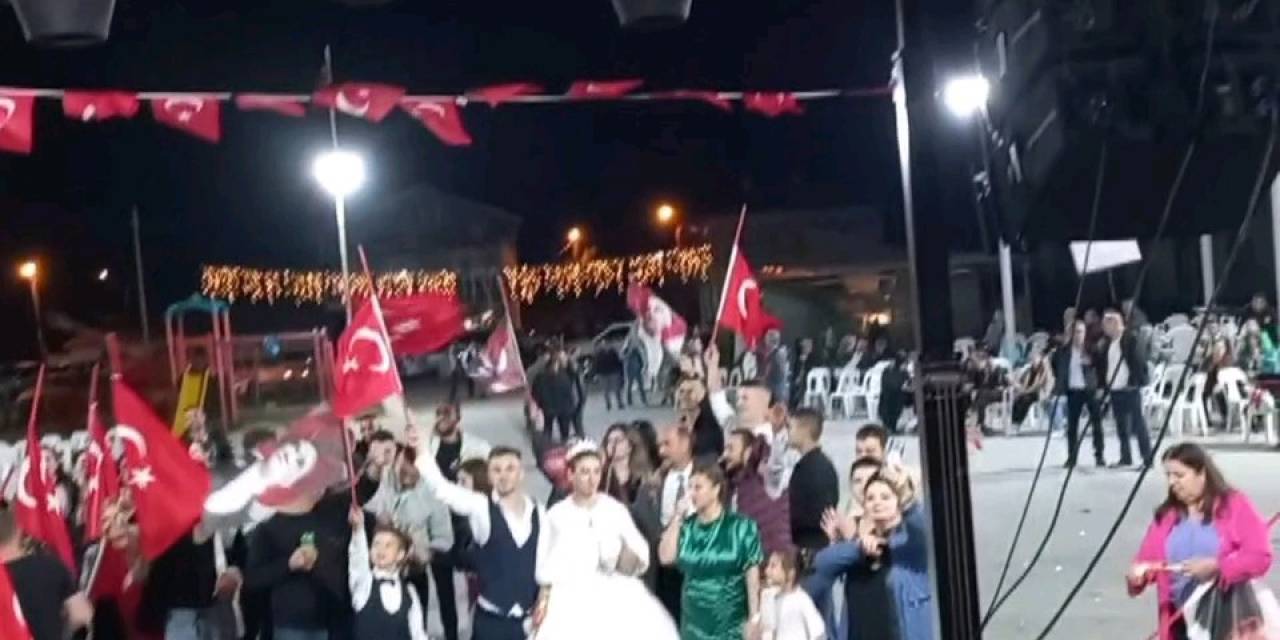 Düğünde 100. Yıl Coşkusu