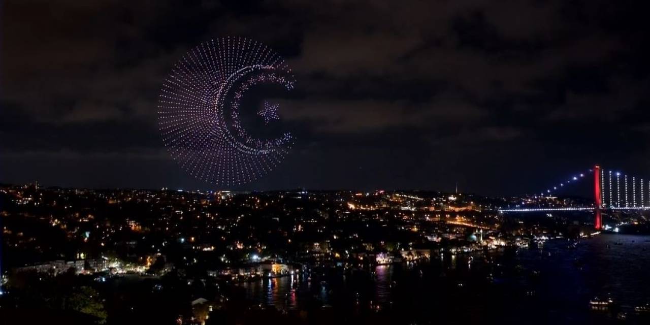 İstanbul Boğazı’nda Işık, Havai Fişek Ve Dron Gösterisi Yapıldı