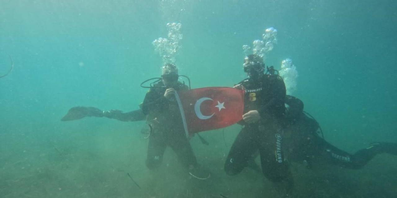 Kaymakam Ve Belediye Başkanı Cumhuriyet İçin Denize Daldı