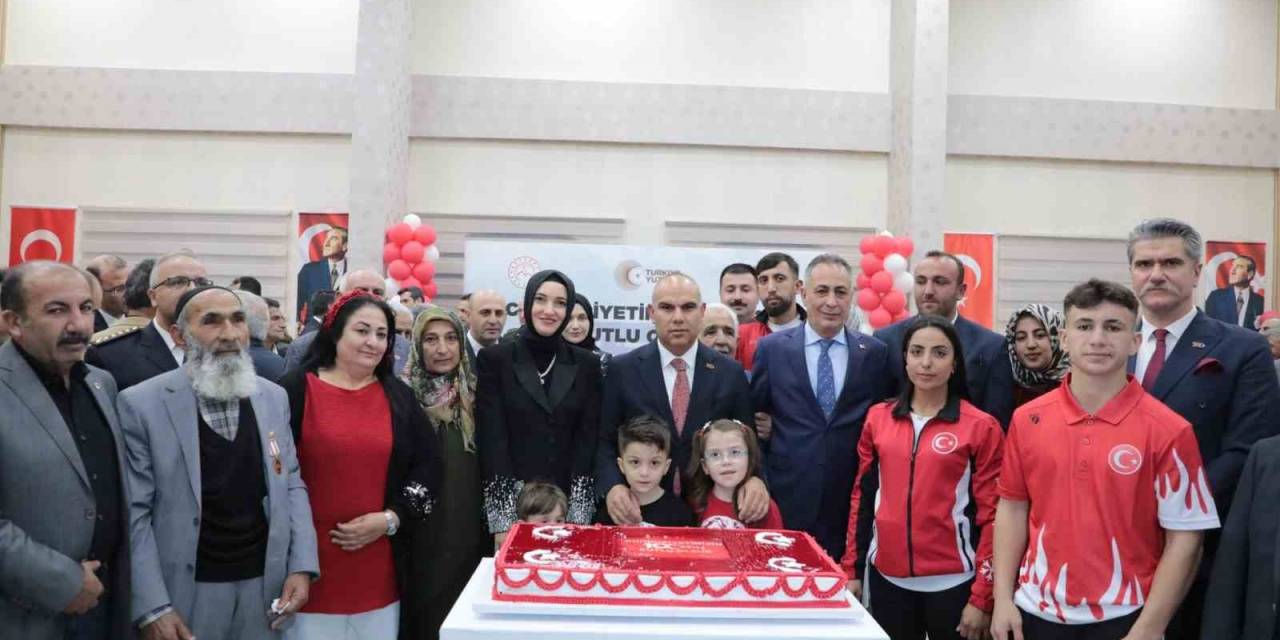 Ağrı’da Havai Fişek Gösterisi Geceyi Aydınlattı