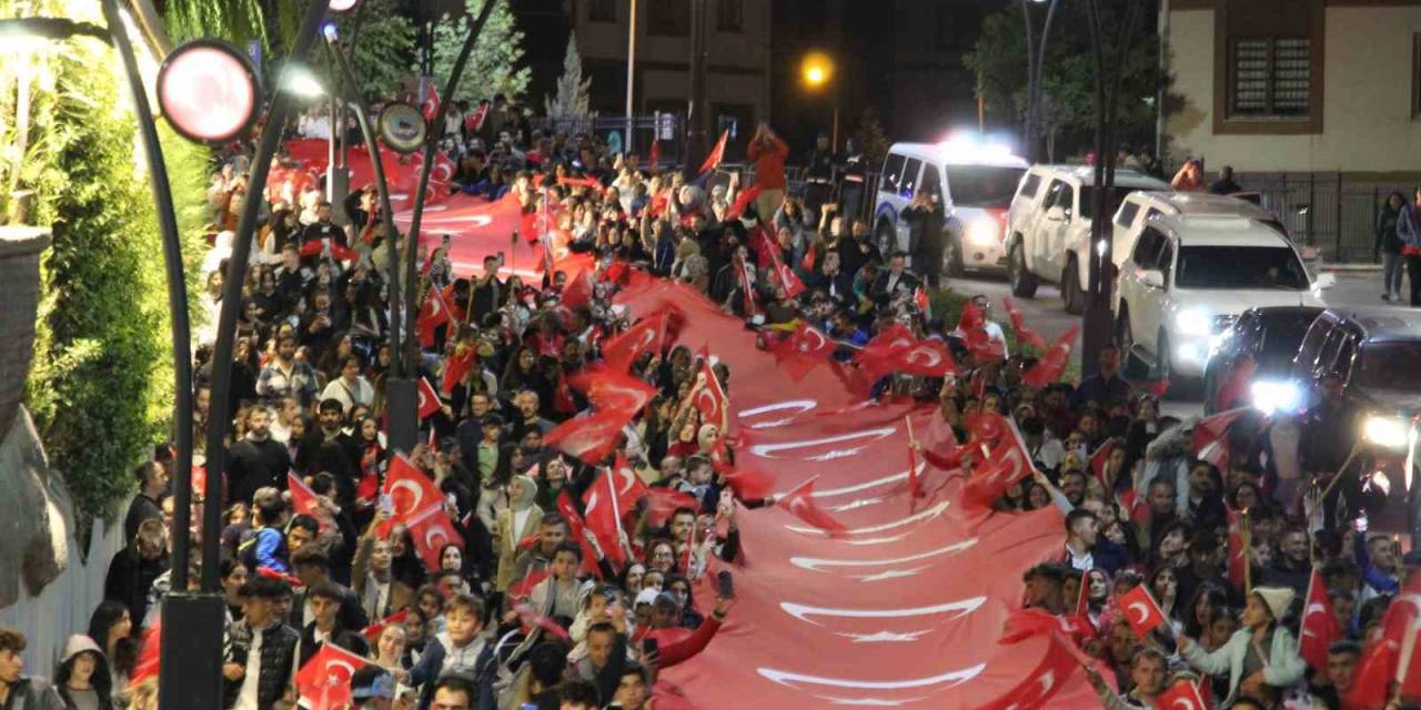 Binlerce Şırnaklı Türk Bayraklarıyla Yürüdü