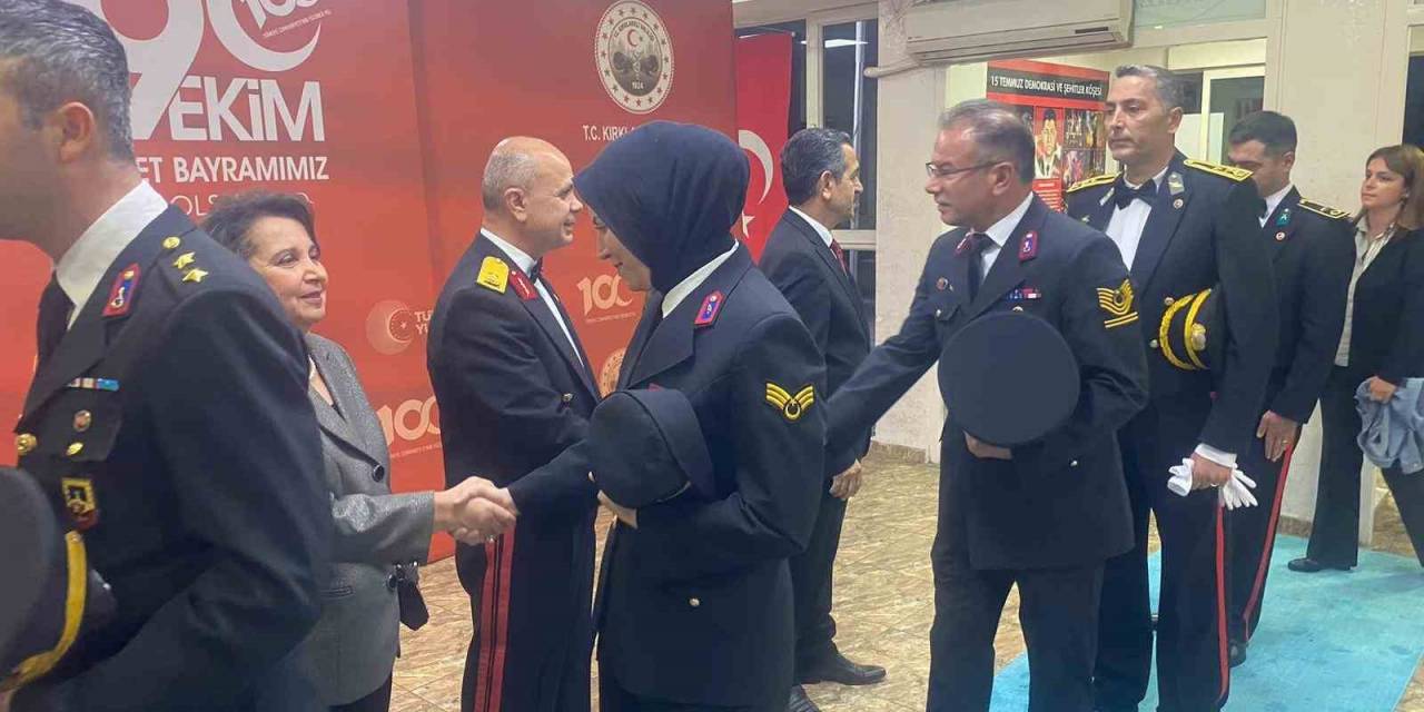 Cumhuriyet Yürüyüşünde Metrelerce Bayrak Açıldı