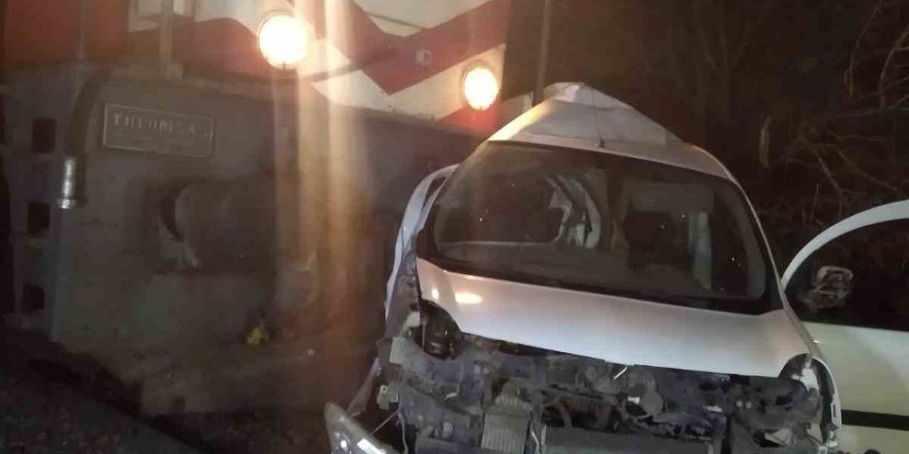 Yük Treni Hemzemin Geçitte Araçla Çarpıştı: 1 Yaralı