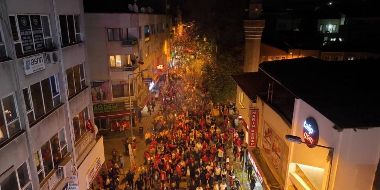 Edremit’te 100. Yıl Cumhuriyet Yürüyüşü Ve Fener Alayı Binlerce Kişinin Katılımıyla Gerçekleşti