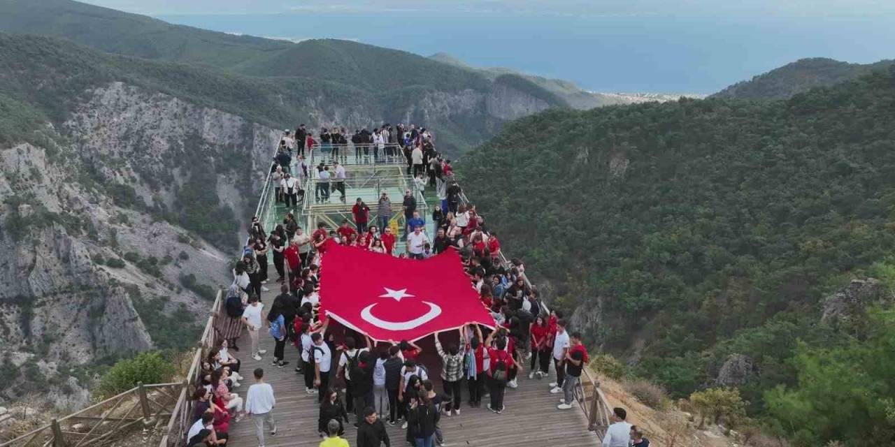 Kazdağları Cam Seyir Terasında 100. Yılda 100 Gençle Doğa Yürüyüşü Etkinliği Yapıldı
