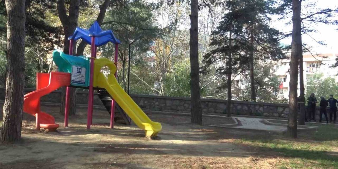 Çocuk Parkında Asılı Bulundu