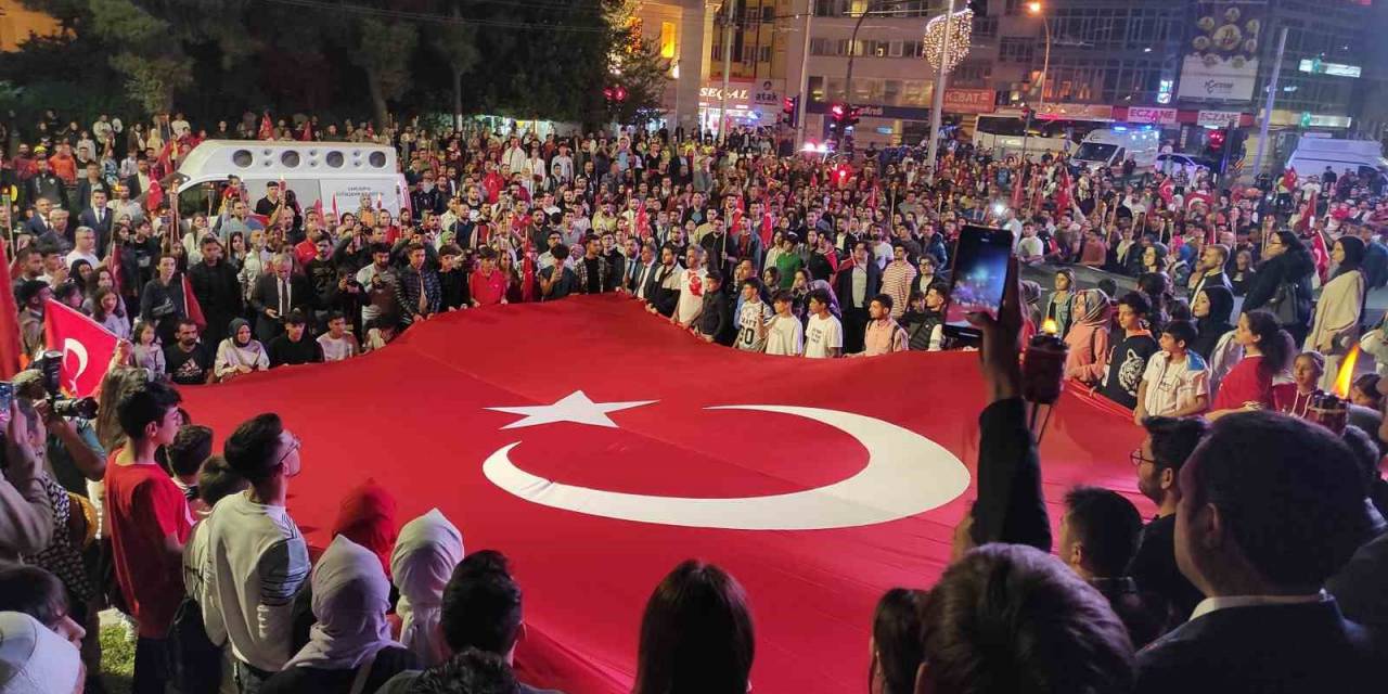 Şanlıurfa’da Fener Alayı Yürüyüşü Renkli Görüntülere Sahne Oldu