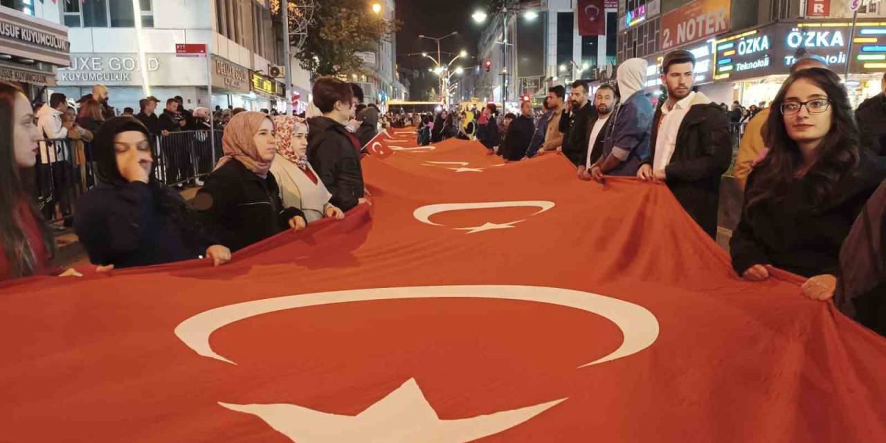 Van’da Meşaleli Cumhuriyet Yürüyüşü