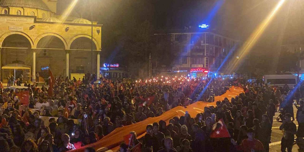 Düzce’de On Binlerce Kişi Cumhuriyet Bayramı’nı Fener Alayı İle Kutladı