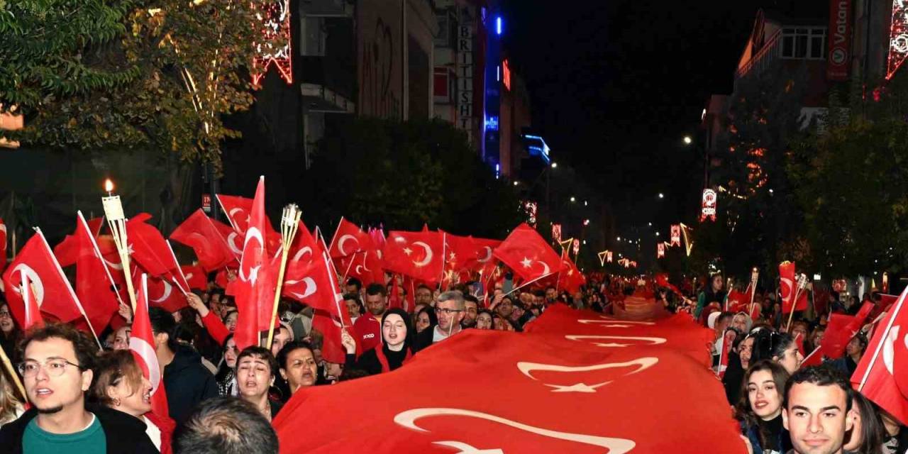 Cumhuriyet’in 100. Yılında Binlerce Kişi Fener Alayı Coşkusu Yaşadı