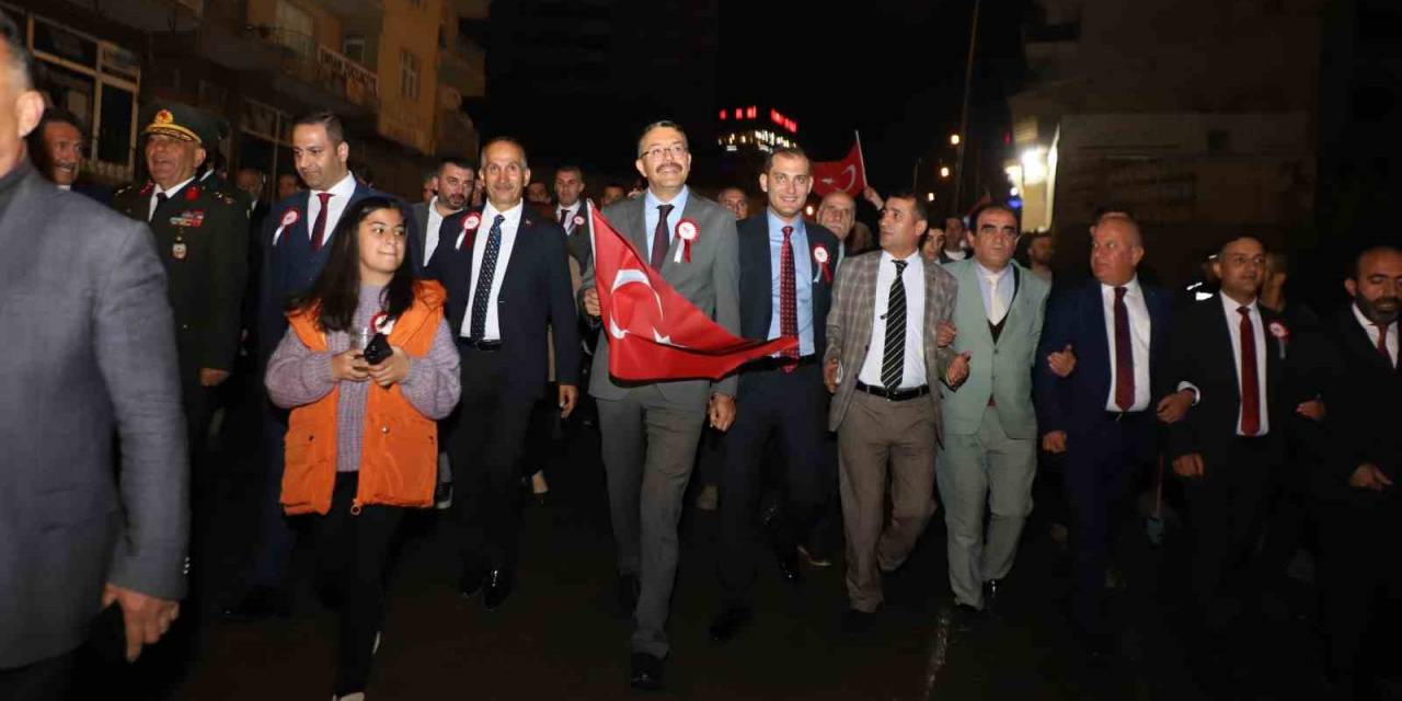 Hakkari’de Cumhuriyet Yürüyüşüne Binler Katıldı