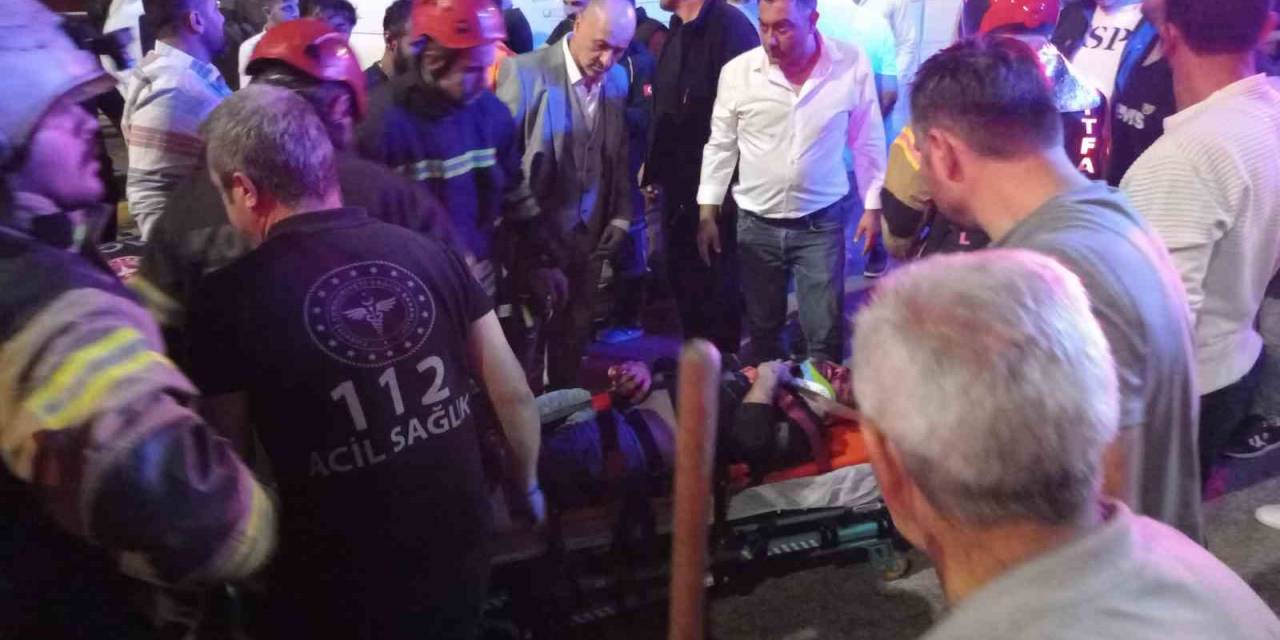 Ağaca Çarpan Minibüs Devrildi: 1’i Ağır 3 Yaralı