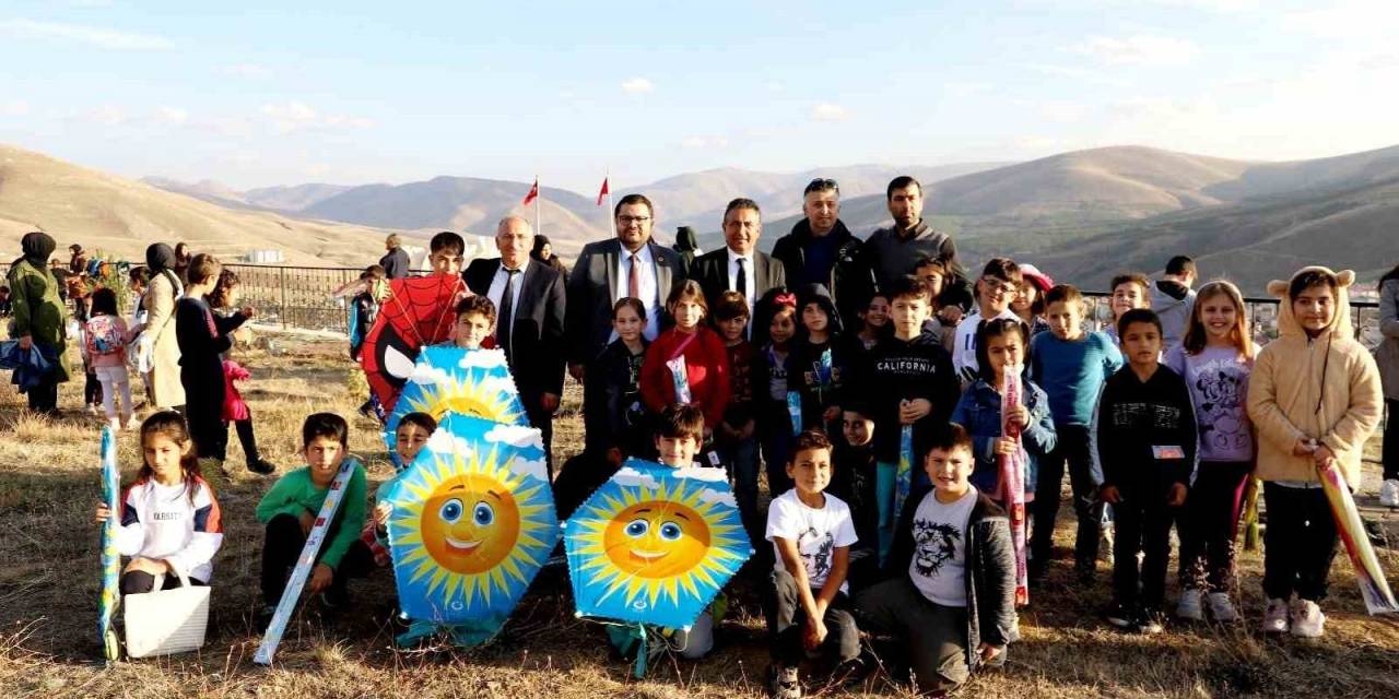 Bayburt’ta Cumhuriyet İçin Uçurtma Uçuruldu